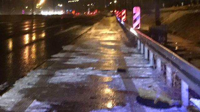Ice on the coastal highway (Photo: Israel Police) (צילום: דוברות המשטרה) Ice on the coastal highway (Photo: Israel Police)