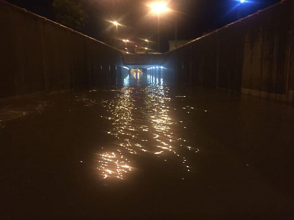 Tunnel flooded in Haifa (Photo: Haifa Coastal District Fire Department) (צילום: דוברות כבאות מחוז חוף) Tunnel flooded in Haifa (Photo: Haifa Coastal District Fire Department)