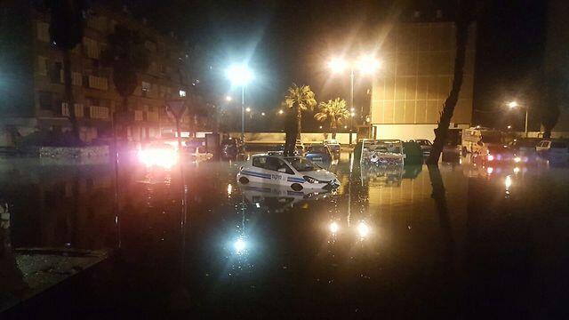 Floods in Kiryat Yam (Photo: Tunnel flooded in Haifa (Photo: Haifa Coastal District Fire Department)) (צילום: כבאות מחוז חוף) Floods in Kiryat Yam (Photo: Tunnel flooded in Haifa (Photo: Haifa Coastal District Fire Department))