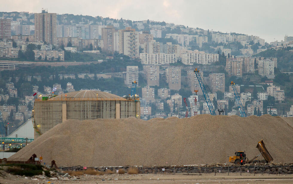 The Haifa Chemicals ammonia vat (Photo: Ido Erez) (צילום: עידו ארז) The Haifa Chemicals ammonia vat (Photo: Ido Erez)