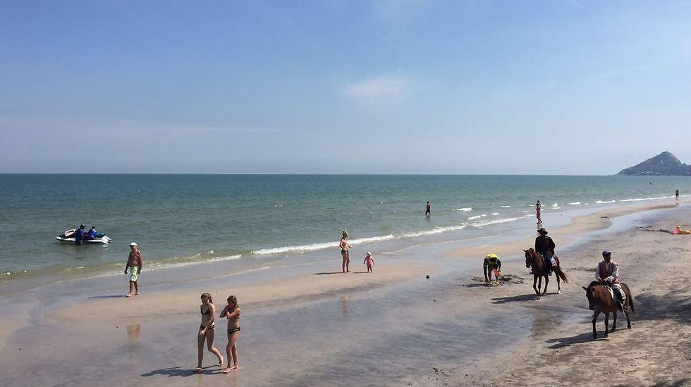 Pony rides and water sports on the Hua Hin beach (Photo: Gaby Zohar)