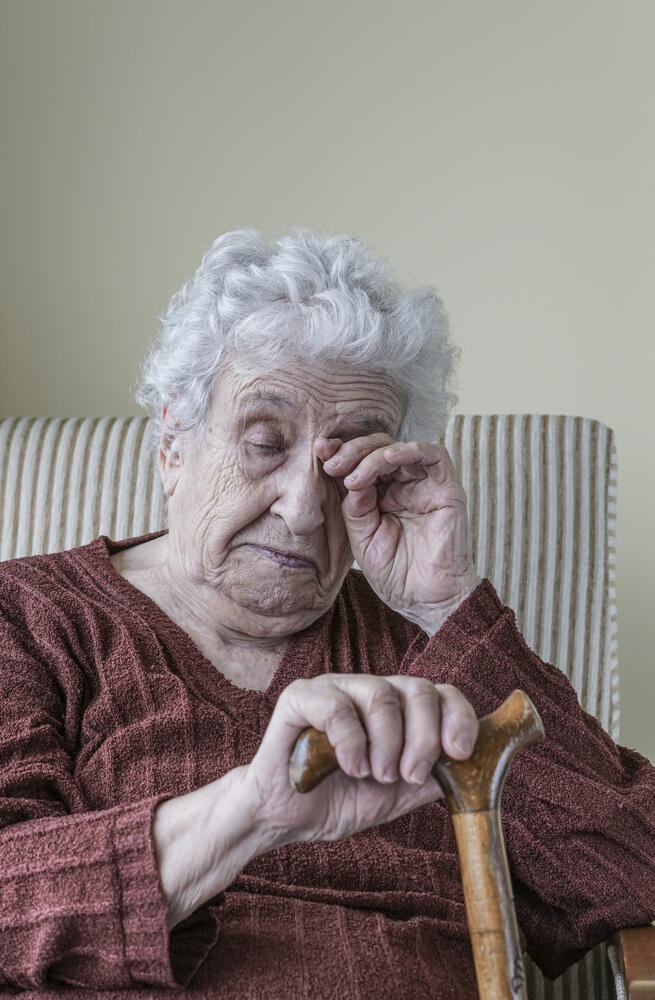 старуха плачет слезы грусная (shutterstock) старуха плачет слезы грусная