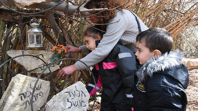 Мемориал на месте крушение вертолетов. Фото: Авиягу Шапира (צילום: אביהו שפירא) Мемориал на месте крушение вертолетов. Фото: Авиягу Шапира