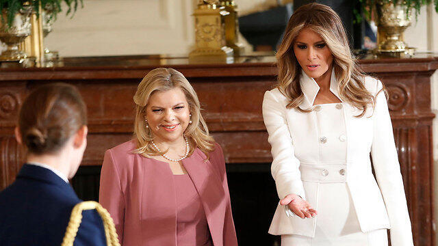 Melania Trump shows Sara Netanyahu her seat (Photo: AP) (צילום: AP) Melania Trump shows Sara Netanyahu her seat (Photo: AP)