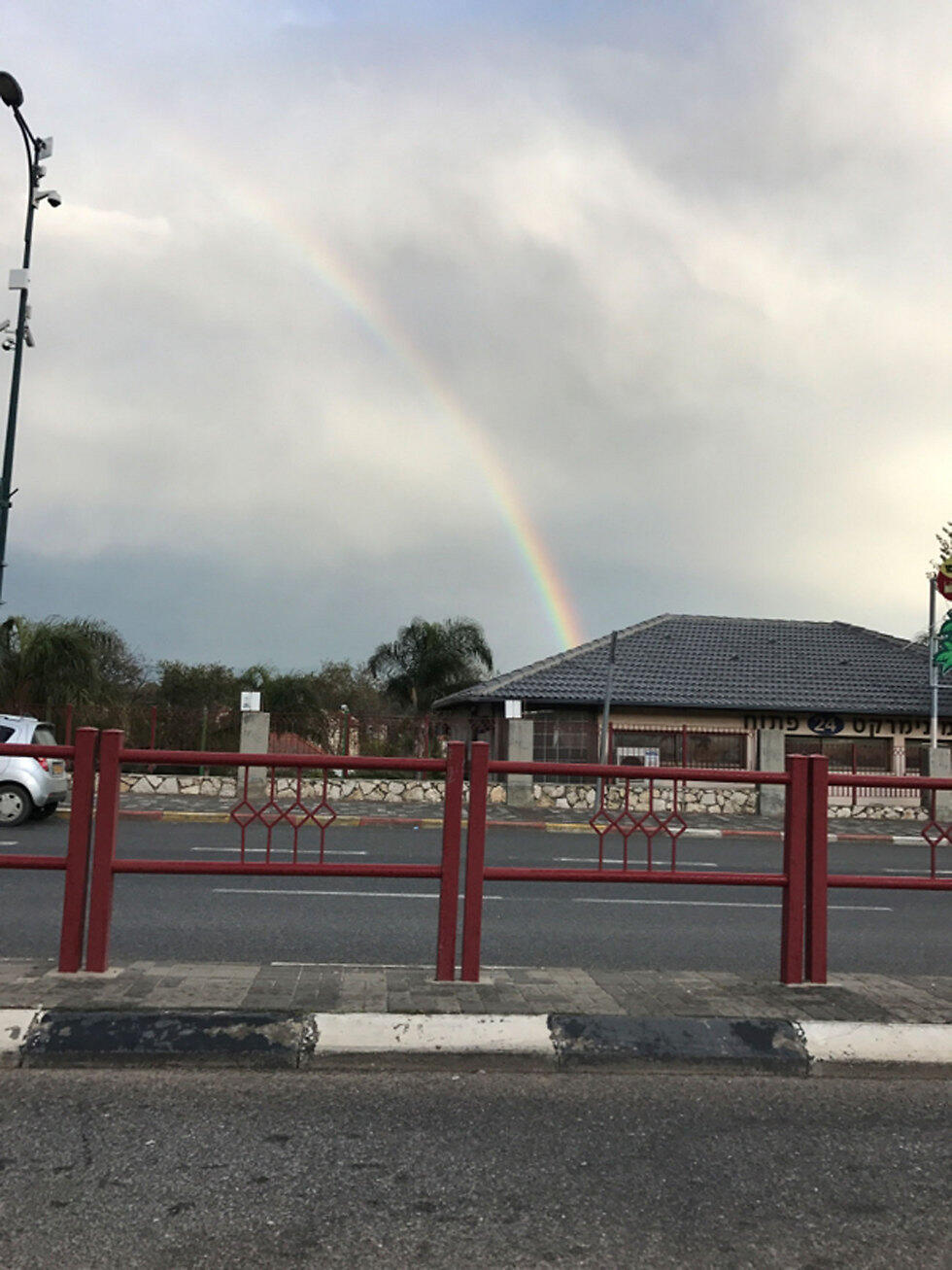 Радуга над городом Кирьят-Шмона. Фото: Идан Сайг (צילום: עידן סייג) Радуга над городом Кирьят-Шмона. Фото: Идан Сайг