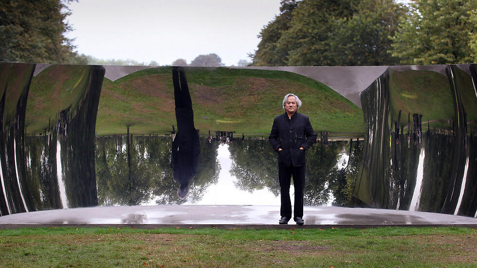 Kapoor standing beside his sculpture C-Curve in Kensington Gardens, London (Photo: Getty Images) Kapoor standing beside his sculpture C-Curve in Kensington Gardens, London