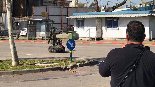 Eliminating the device on Friday morning (Photo: Israel Police)