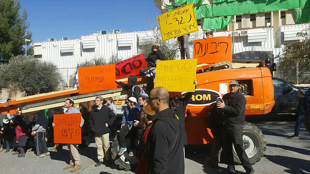 Amona demonstrators demanding their new community (Photo: Mateh Amona) 