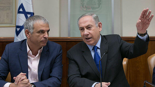 Prime Minister Benjamin Netanyahu (R) and Finance Minister Moshe Kahlon (Photo: Olivia Pitosi) (צילום: אוליבייה פיטוסי) Prime Minister Benjamin Netanyahu (R) and Finance Minister Moshe Kahlon (Photo: Olivia Pitosi)