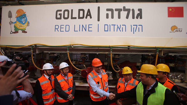 Minister of Transportation Katz unveiling the light rail's red line (Photo: Moti Kimchi) (צילום: מוטי קמחי) Minister of Transportation Katz unveiling the light rail's red line (Photo: Moti Kimchi)
