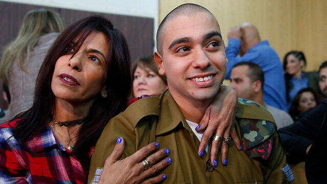 Elor Azaria with his mother at his sentencing (Photo: Tomer Appelbaum) (צילום: תומר אפלבאום) Elor Azaria with his mother at his sentencing (Photo: Tomer Appelbaum)