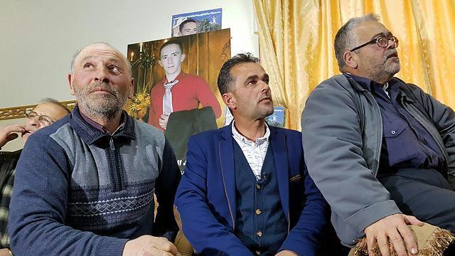 Отец террориста в окружении родственников