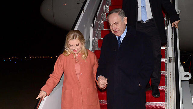 PM Netanyahu and his wife Sara land in Washington (Photo: Avi Ohion)