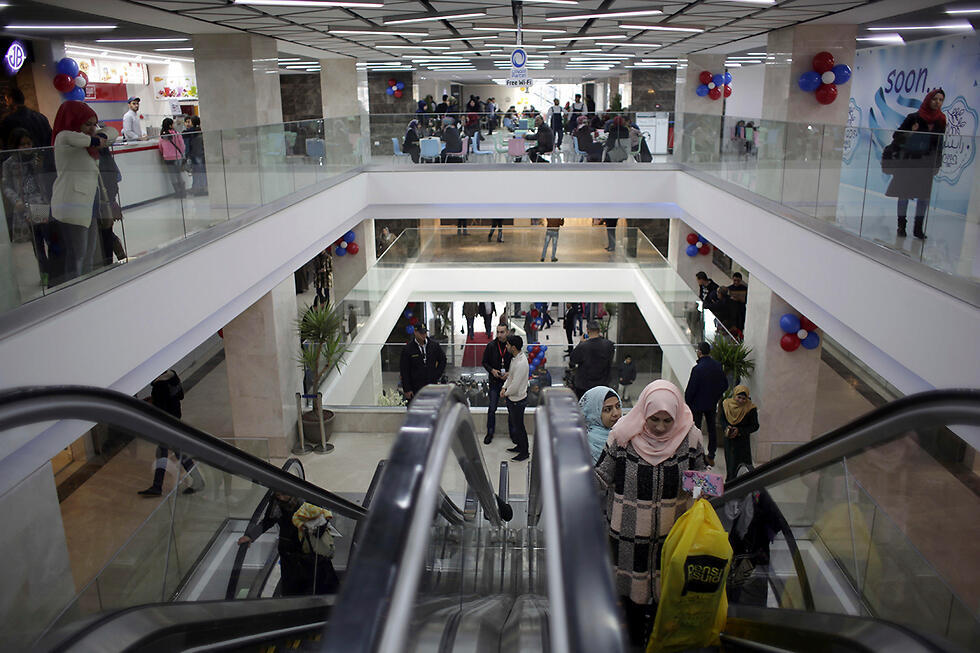 The new Gaza mall. The Palestinian people, even under Hamas, prefer bread over bombs (Photo: AP) (צילום: AP) The new Gaza mall. The Palestinian people, even under Hamas, prefer bread over bombs (Photo: AP)