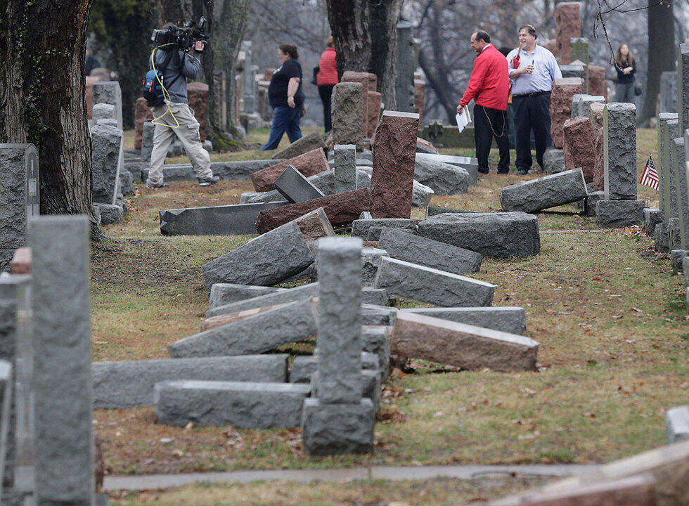 Graves toppled over at a Jewish cemetery in St. Louis (צילום: רויטרס) Graves toppled over at a Jewish cemetery in St. Louis