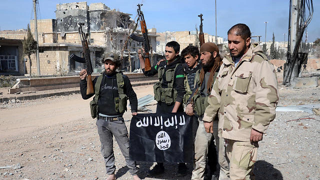 Syrian rebels holding the ISIS flag (Photo: AFP) (צילום: AFP) Syrian rebels holding the ISIS flag (Photo: AFP)