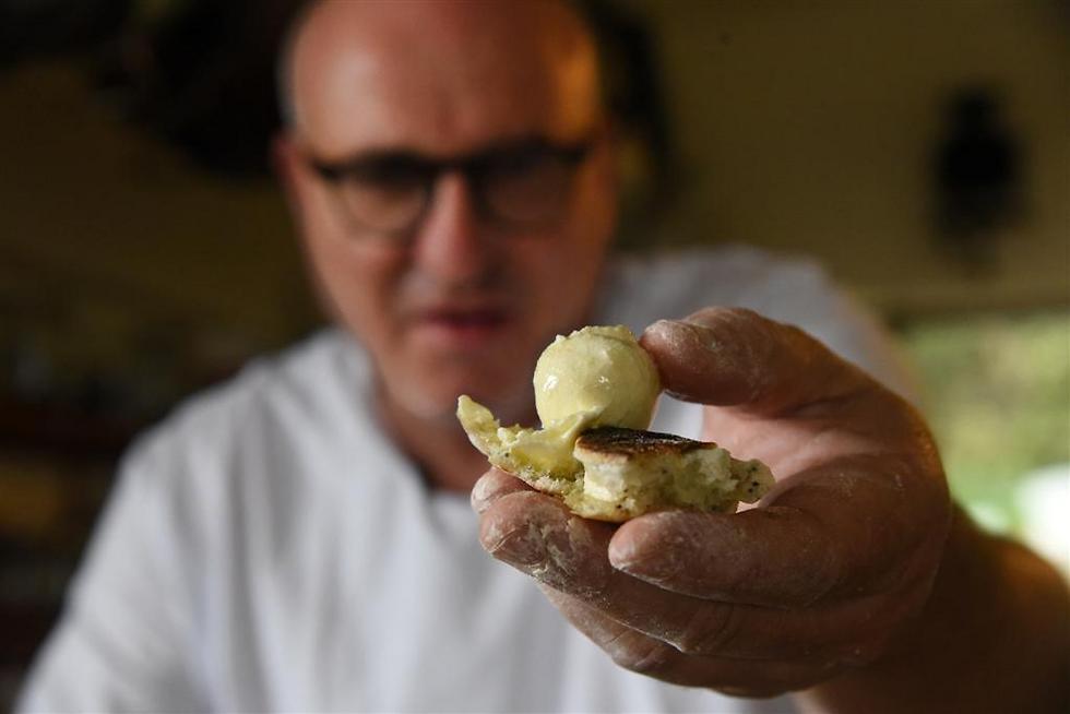 פיתה על מחבת עם פרג ארז קומרובסקי אפייה (צילום: אביהו שפירא) פיתה על מחבת עם פרג ארז קומרובסקי אפייה