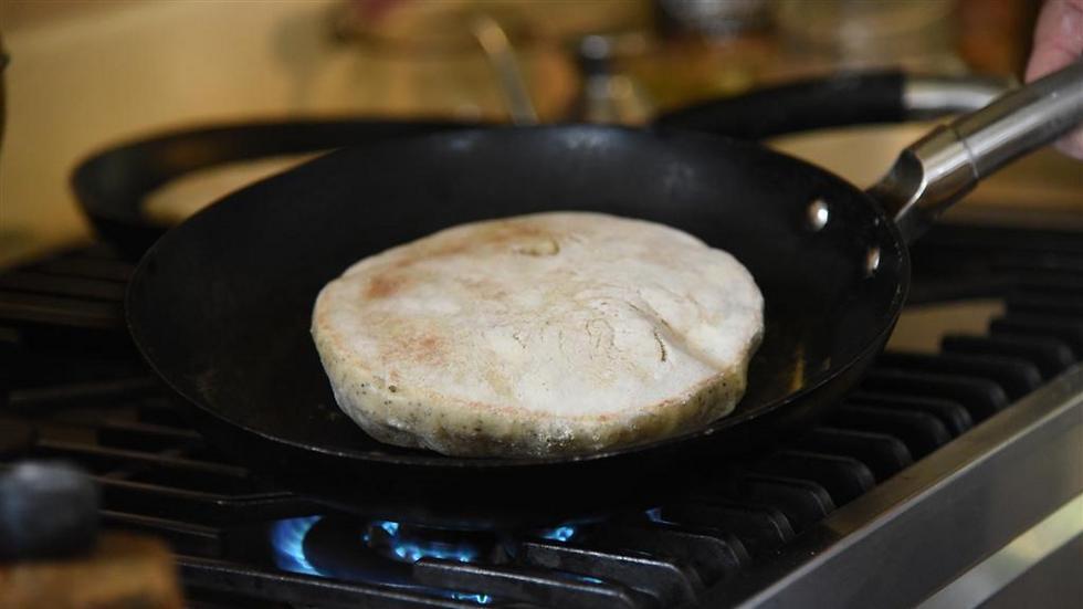 פיתה על מחבת עם פרג ארז קומרובסקי אפייה (צילום: אביהו שפירא) פיתה על מחבת עם פרג ארז קומרובסקי אפייה