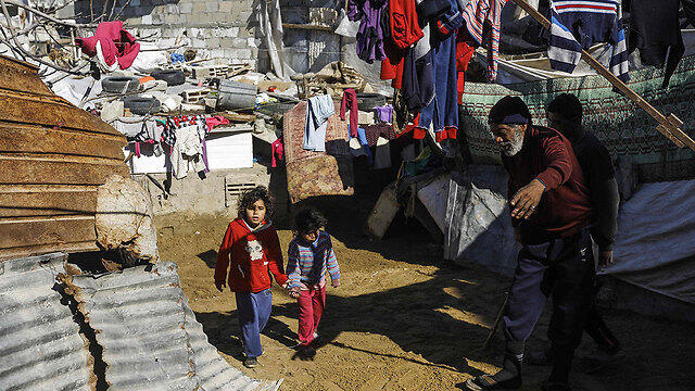 Poverty in Gaza. While the Palestinian population is suffering, its leaders in the West Bank and Gaza are getting rich thanks to the donated funds (Photo: AFP) (צילום: AFP) Poverty in Gaza. While the Palestinian population is suffering, its leaders in the West Bank and Gaza are getting rich thanks to the donated funds (Photo: AFP)