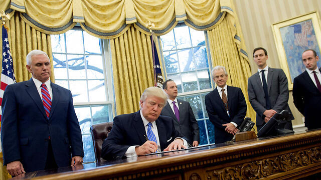 Подписание указа. Фото: AFP