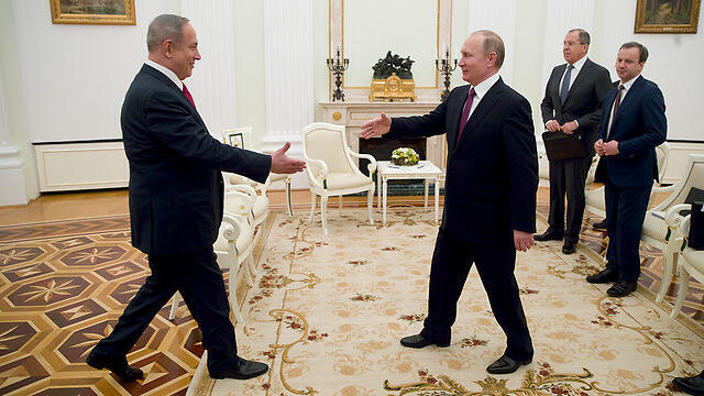 Netanyahu and Putin greet each other. (Photo: EPA)