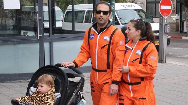 Revelers taking advantage of the spacious Tel Aviv party (Photo: Motti Kimchi) (צילום: מוטי קמחי) Revelers taking advantage of the spacious Tel Aviv party (Photo: Motti Kimchi)