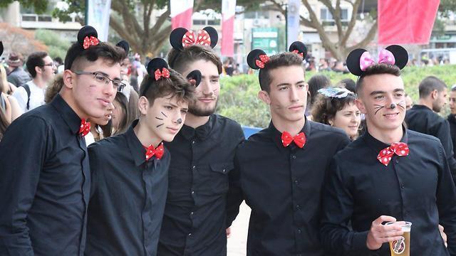 Kikar HaMedina revelers (Photo: Motti Kimchi) (צילום: מוטי קמחי) Kikar HaMedina revelers (Photo: Motti Kimchi)