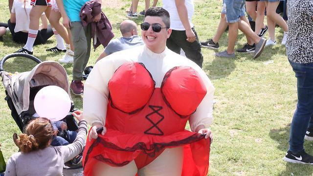 Another Purim superfan at Tel Aviv's Kikar HaMedina (Photo: Motti Kimchi) (צילום: מוטי קמחי) Another Purim superfan at Tel Aviv's Kikar HaMedina (Photo: Motti Kimchi)