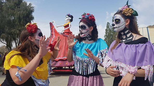 High schoolers in Sde Boker are die-hard fans of Purim (Photo: Roee Idan) (צילום: רועי עידן) High schoolers in Sde Boker are die-hard fans of Purim (Photo: Roee Idan)