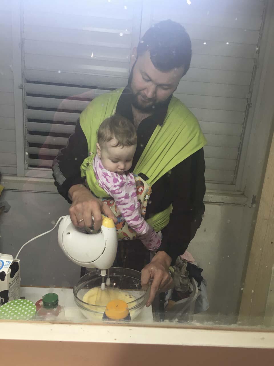 Папа и Лея готовят ужин, а мама отдыхает (Фото: Саша Мочалова) Папа и Лея готовят ужин, а мама отдыхает