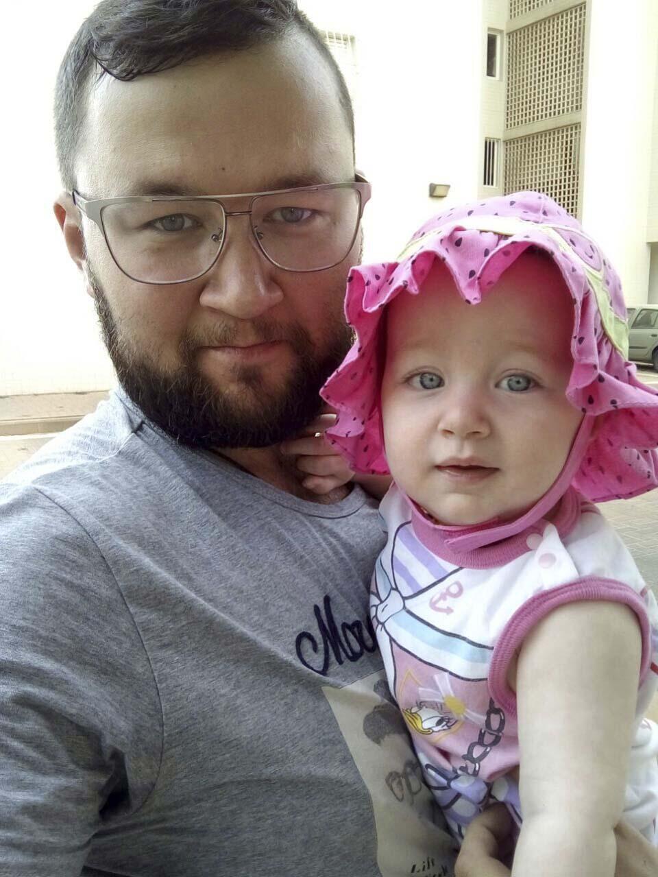 Папа: "Пошлем-ка маме селфи!" (Фото: Саша Мочалова) Папа: "Пошлем-ка маме селфи!"