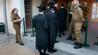 Ортодоксы на призывном пункте