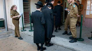 Ортодоксы у призывного пункта