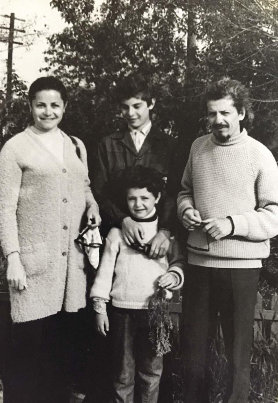1974 г. Женя Кандель с родителями и младшим братом. Фото из личного архива семьи Кандель
