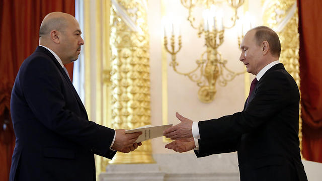Israel Ambassador to Russia Gary Koren and Russian President Vladimir Putin (צילום: EPA) Israel Ambassador to Russia Gary Koren and Russian President Vladimir Putin