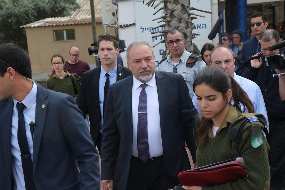 Lieberman at the IDF induction center (Photo: Motti Kimchi)