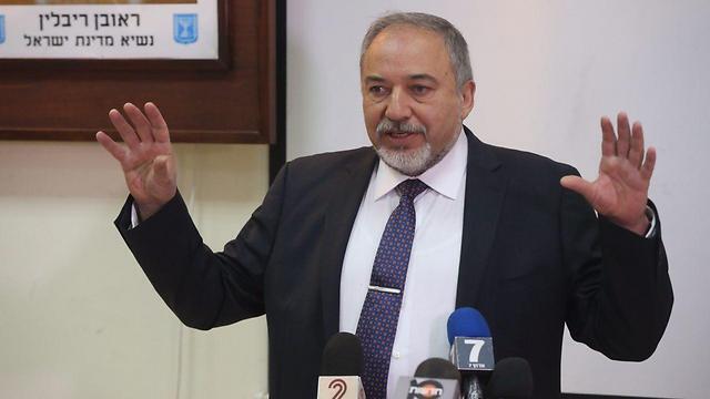 Lieberman at the IDF induction center (Photo: Motti Kimchi)