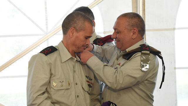 Eisenkot changes Strick's unit tag to Northern Command (Photo: Avihu Shapira) (צילום: אביהו שפירא) Eisenkot changes Strick's unit tag to Northern Command (Photo: Avihu Shapira)
