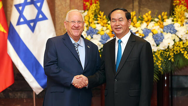 Rivlin meets with Vietnam President Trần Đại Quang (Photo: EPA) (צילום: EPA) Rivlin meets with Vietnam President Trần Đại Quang (Photo: EPA)