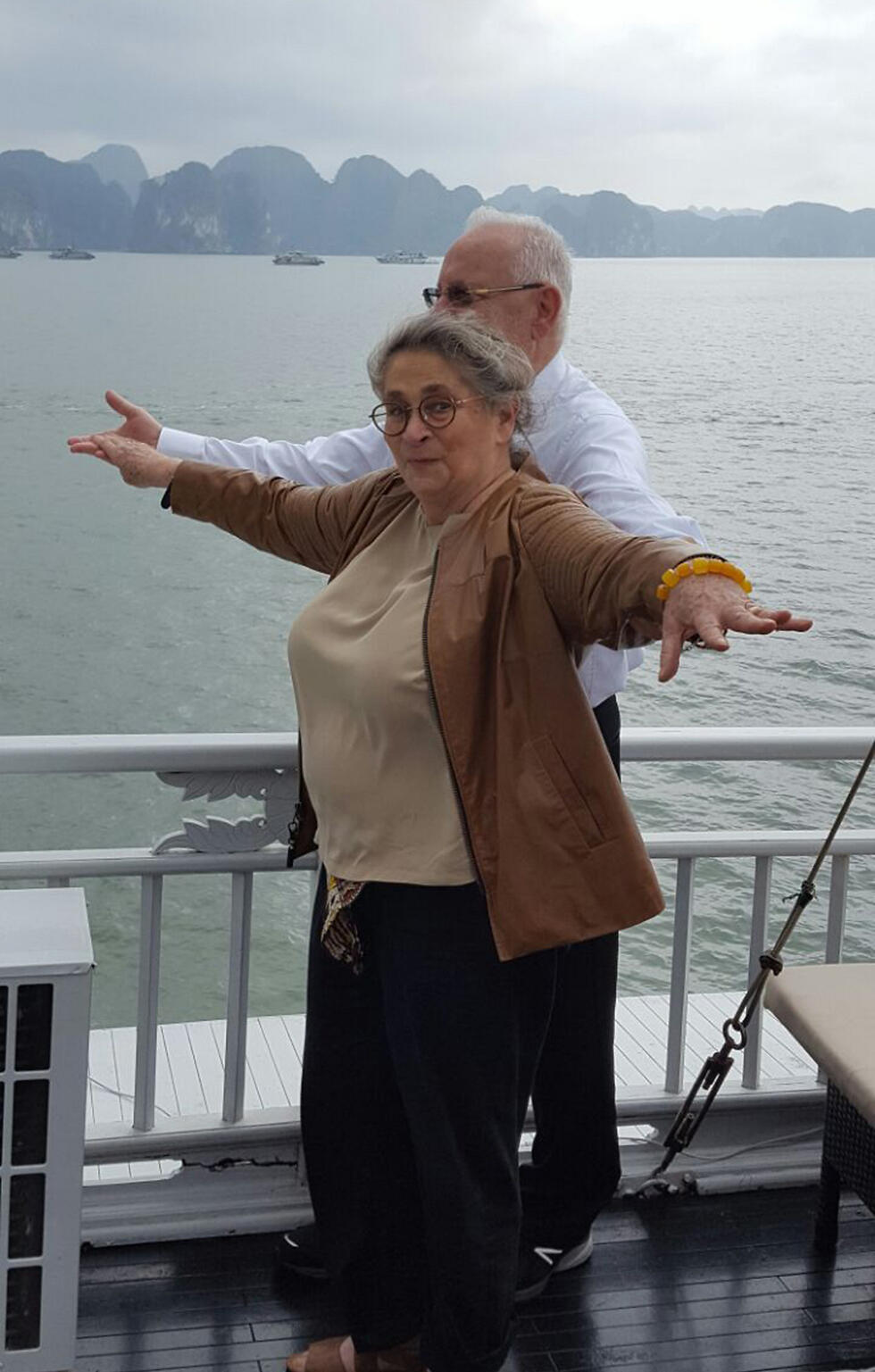 Супруги Ривлин во время визита во Вьетнам воспроизводят знаменитую позу из фильма "Титаник". Фото: Итамар Айхнер