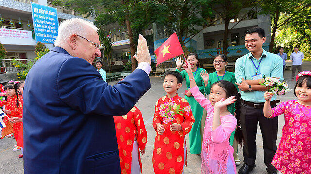 Rivlin visits a Vietnamese elementary school (Photo: Kobi Gideon/GPO) (צילום: קובי גדעון, לע"מ) Rivlin visits a Vietnamese elementary school (Photo: Kobi Gideon/GPO)