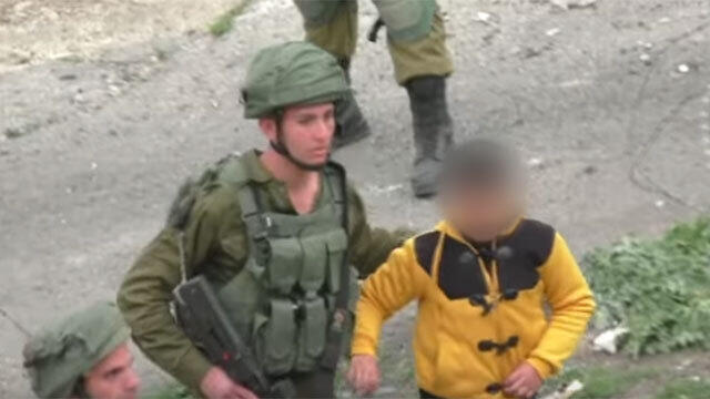IDF soldier with the boy (Photo: B'Tselem) (צילום: בצלם) IDF soldier with the boy (Photo: B'Tselem)