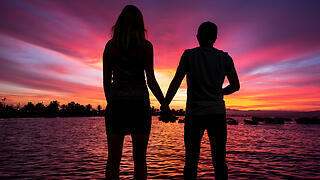 זוג זוגיות גובה שקיעה שמש ים (צילום: Shutterstock) זוג זוגיות גובה שקיעה שמש ים