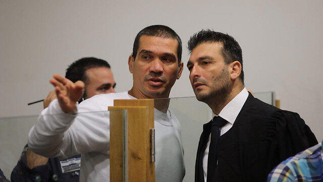 Abergil speaking with his lawyer (Photo: Motti Kimchi) (צילום: מוטי קמחי) Abergil speaking with his lawyer (Photo: Motti Kimchi)