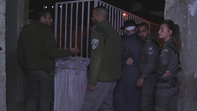 Suspects arrested in early morning raid (Photo: Israel Police) (צילום: דוברת משטרה ) Suspects arrested in early morning raid (Photo: Israel Police)