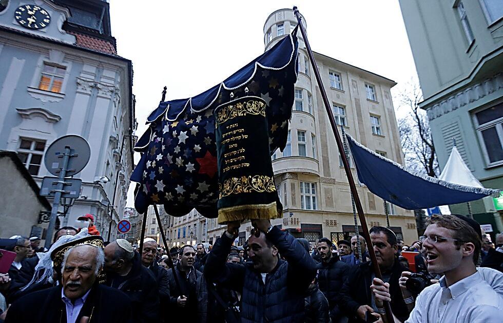 The new Torah (Photo: Reuters) (צילום: רויטרס) The new Torah (Photo: Reuters)