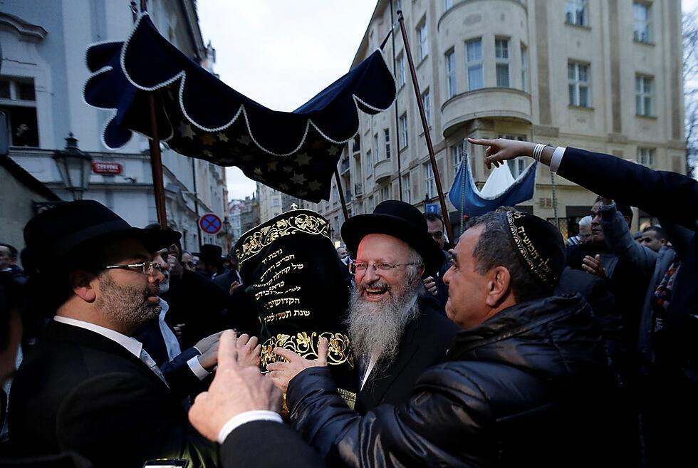 Prague Jewish community rejoices (Photo: Reuters) (צילום: רויטרס) Prague Jewish community rejoices (Photo: Reuters)
