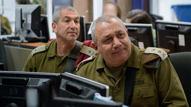 Eisenkot (R) watches exercise (Photo: IDF Spokesperson's Unit) (צילום: דובר צה''ל) Eisenkot (R) watches exercise (Photo: IDF Spokesperson's Unit)