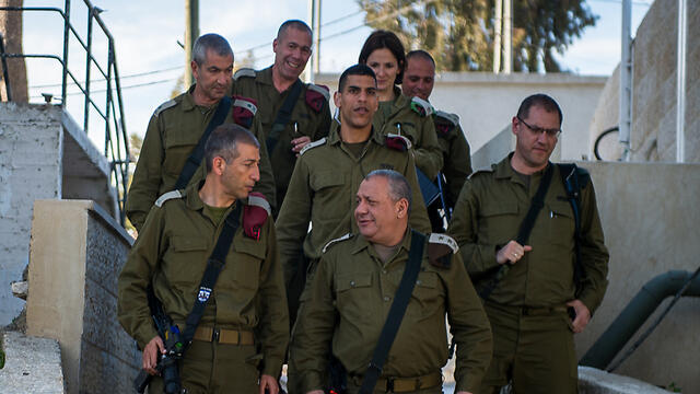 IDF Chief of Staff Gadi Eisenkot with top brass at the exercise (Photo: IDF Spokesperson's Unit) (צילום: דובר צה''ל) IDF Chief of Staff Gadi Eisenkot with top brass at the exercise (Photo: IDF Spokesperson's Unit)