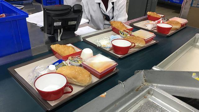 Классический обед для пассажиров. Фото: Шири Адар